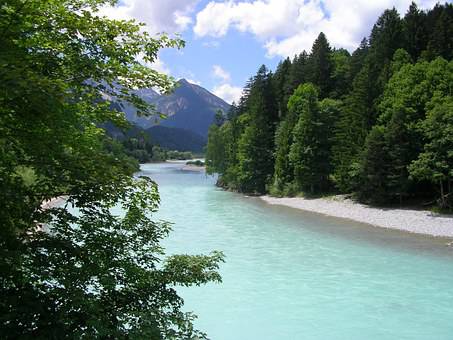 Wandern auf dem Lechweg im Lechtal in Tirol