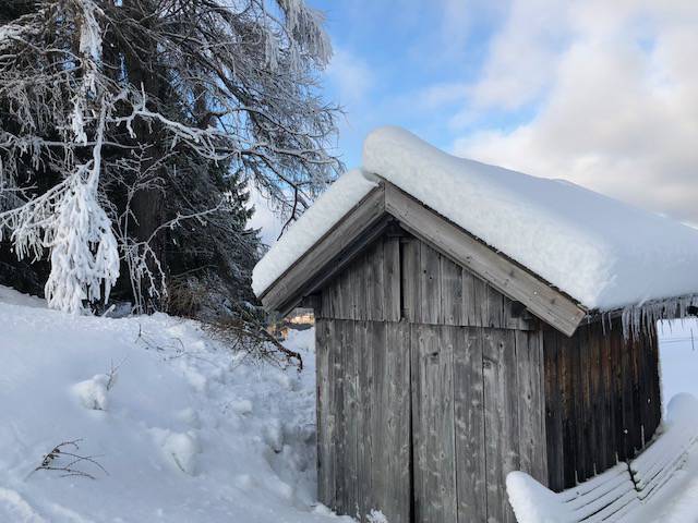 Verschneite Hütte im Lechtal